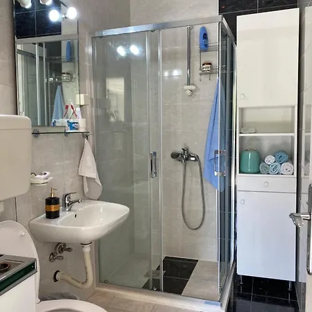 Apartman Lovely 1-bedroom With Free Parking *
