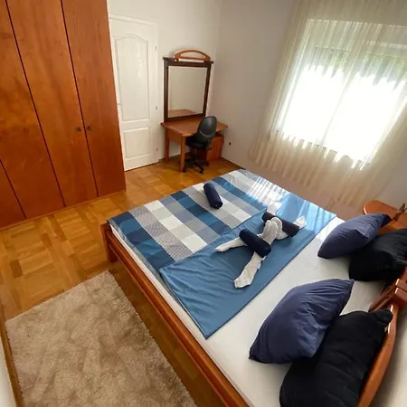 Apartman Lovely 1-bedroom With Free Parking