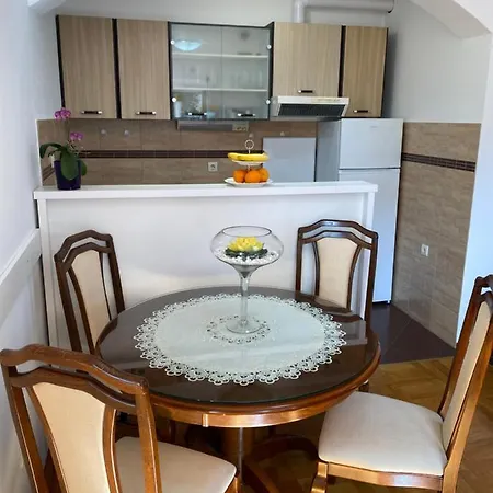 Lovely 1-bedroom With Free Parking Apartman *